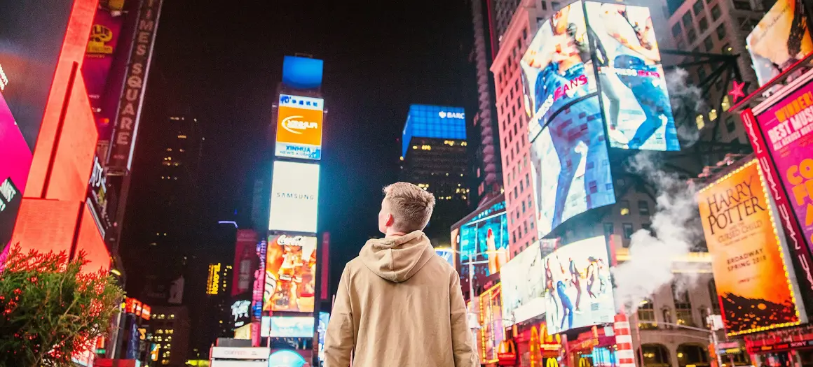 Jongen van achteren gefotografeerd op times Square