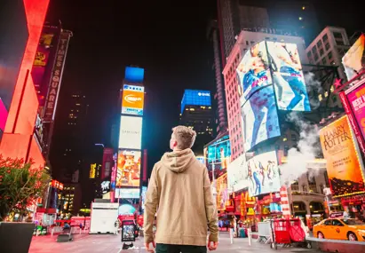 Jongen van achteren gefotografeerd op times Square