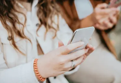 vrouw met telefoon in haar hand