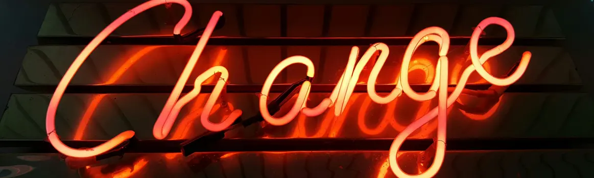 het woord Change in neon-letters