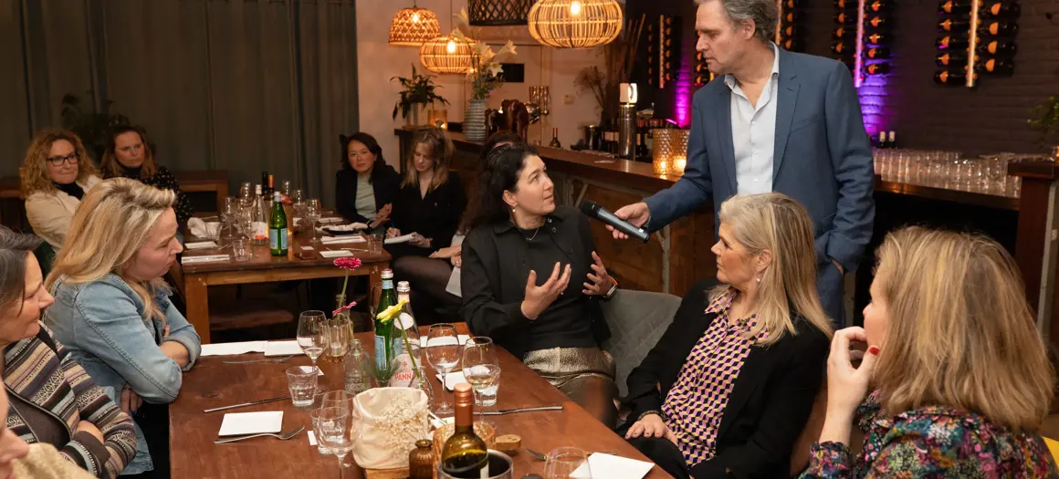 Vrouw wordt geïnterviewd tijdens bvA ronde tafeldiner