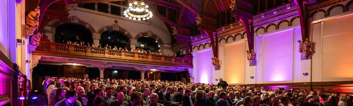 Volle zaal in het KIT Amsterdam tijdens een uitverkochte editie van Koffiedik Kijken in 2025