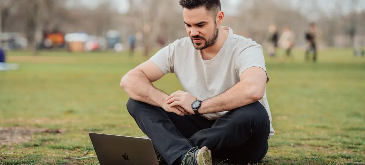 Zittend Op Gras Met Laptop