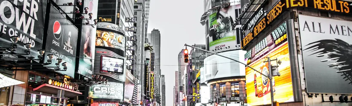 Donkere foto van een druk zebrapad op times square