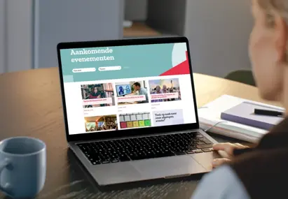 Vrouw zit achter laptop en kijkt op scherm naar nieuwe webinarprogramma van bvA