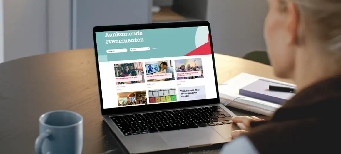 Vrouw zit achter laptop en kijkt op scherm naar nieuwe webinarprogramma van bvA