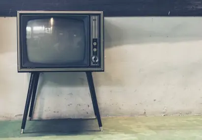 ouderwetse tv op pootjes 