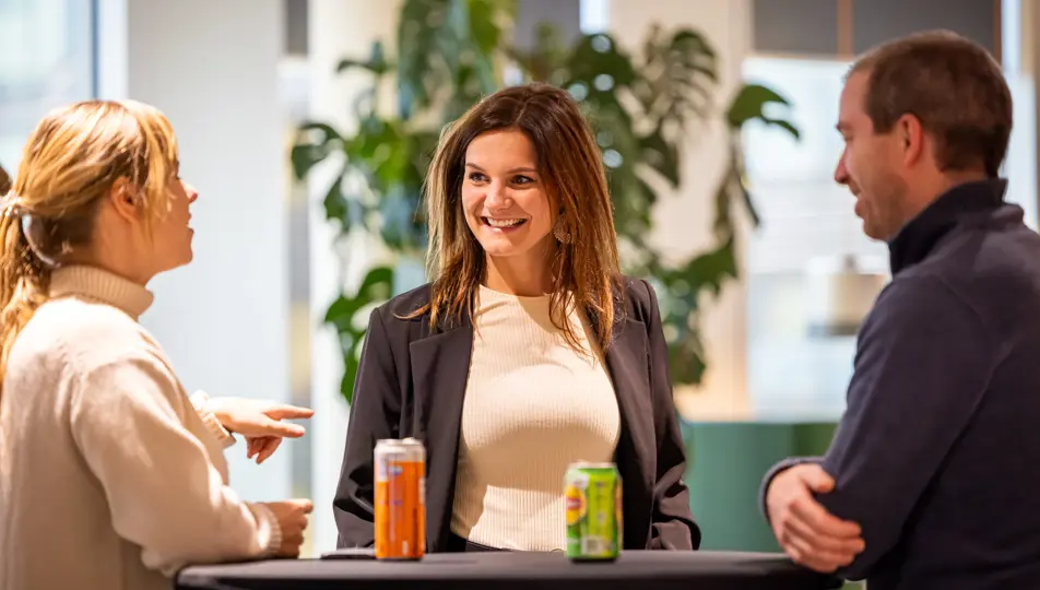 bvA Next event kerscommercial aanwezigen in gesprek aan statafel