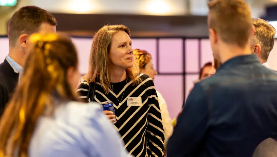 Vrouw luistert aandacht tijdens bvA Event