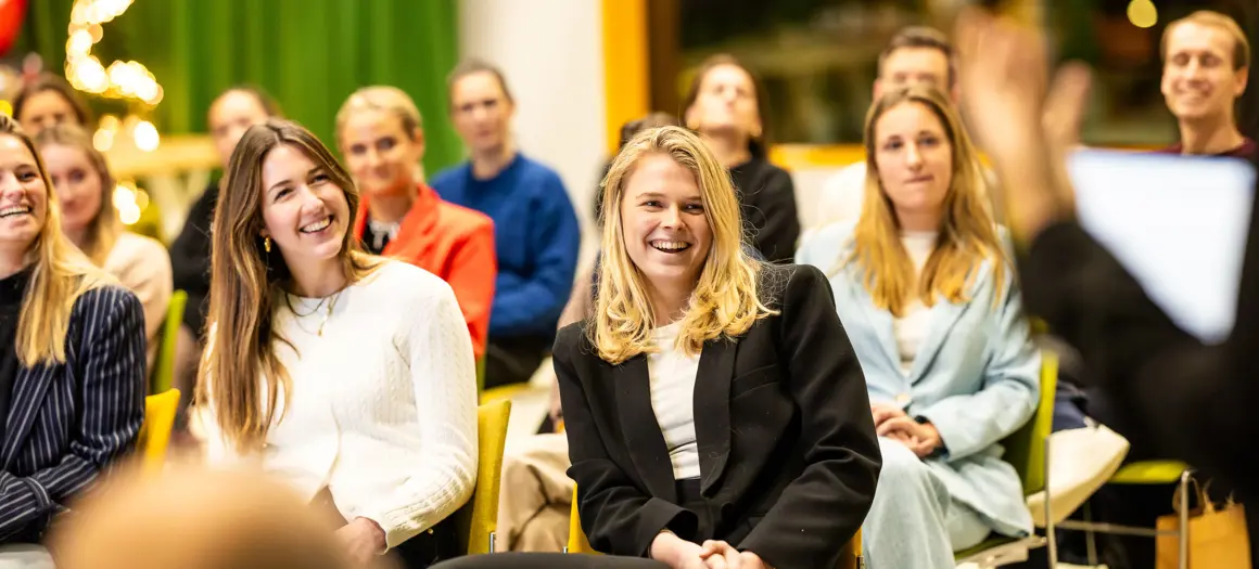 bvA Next event kerscommercial lachende vrouwen die luisteren naar presentatie