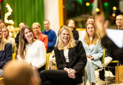 bvA Next event kerscommercial lachende vrouwen die luisteren naar presentatie