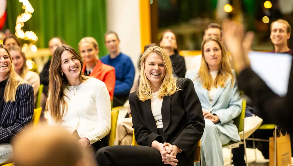 bvA Next event kerscommercial lachende vrouwen die luisteren naar presentatie