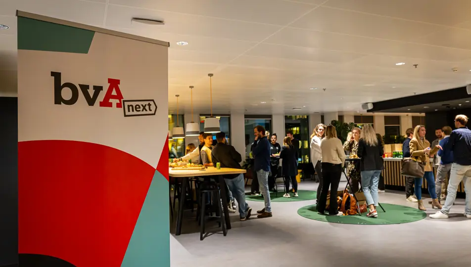 bvA Next event kerscommercial banner in beeld en op achtergrond aanwezigen in gesprek met elkaar