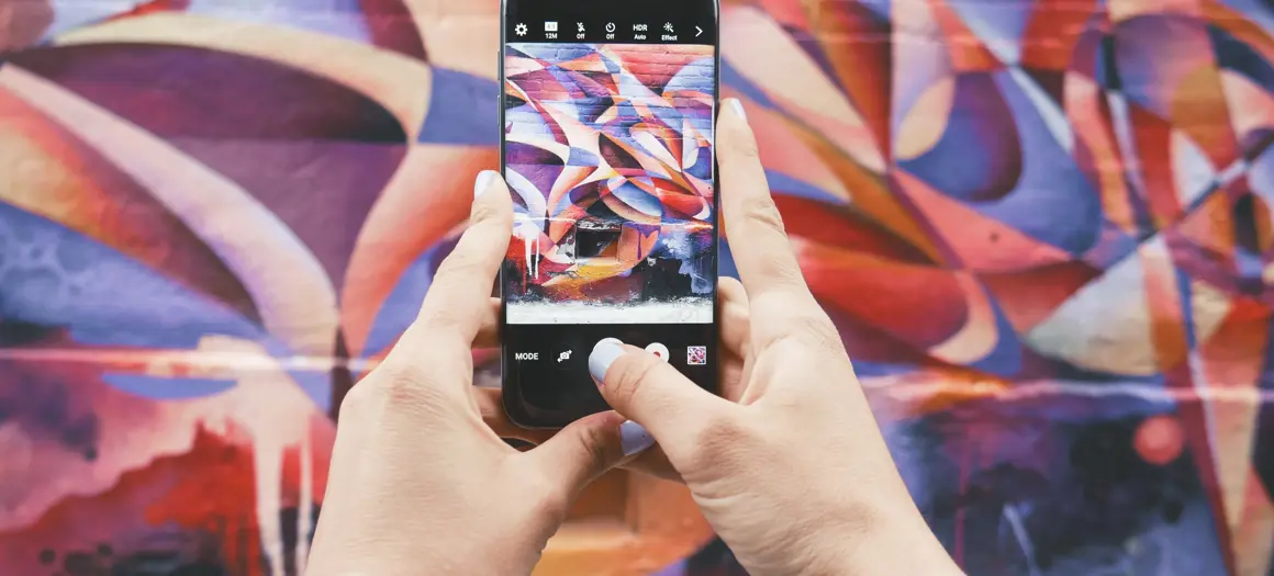 Foto maken met telefoon van geverfde muur