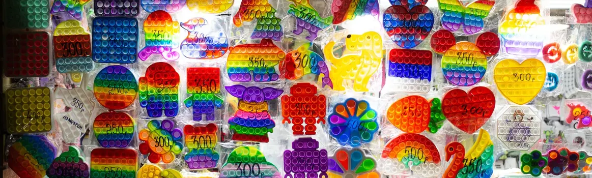 Verschillende soorten Fidget Poppers opgehangen aan de wand