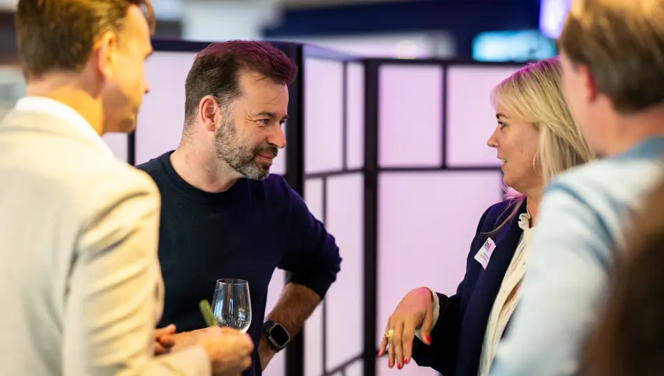 Peter van der Vorst in gesprek met vrouw tijdens bvA Event