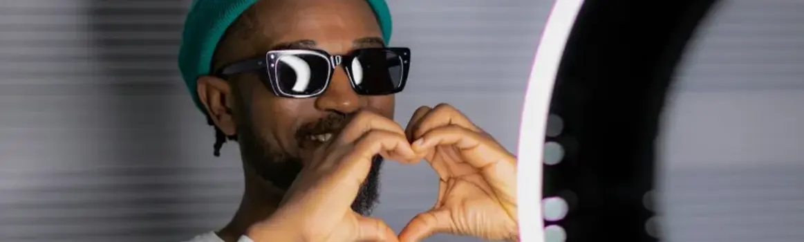 Influencer Achter Camera Met Liefde Handen