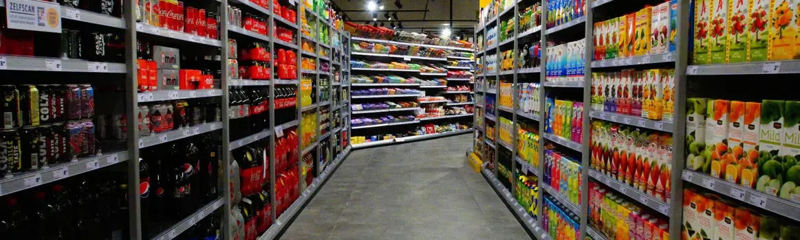 Gangpad in een supermarkt met gevulde schappen