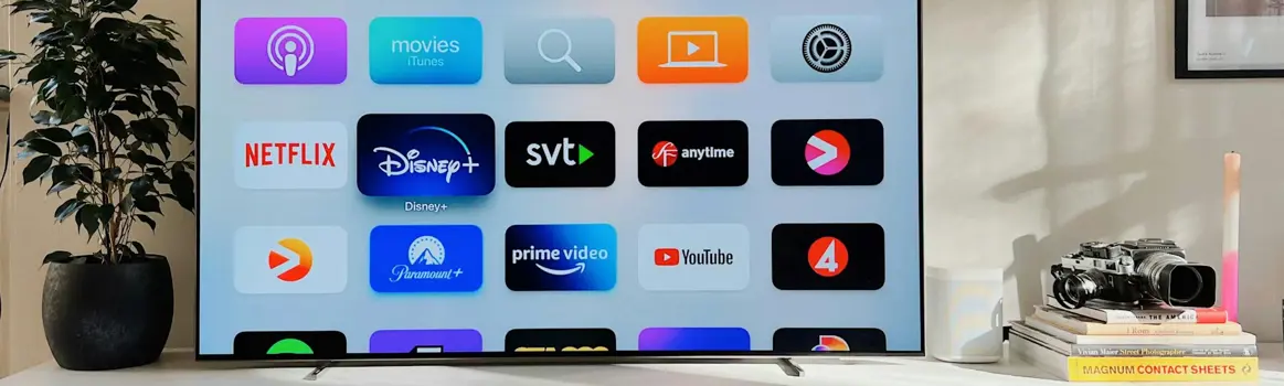 Televisie op televisiemeubel met verschillende streamingsiconen op beeld