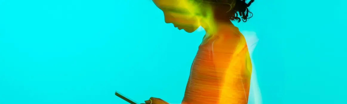 Vrouw met telefoon in haar hand voor blauwe achtergrond