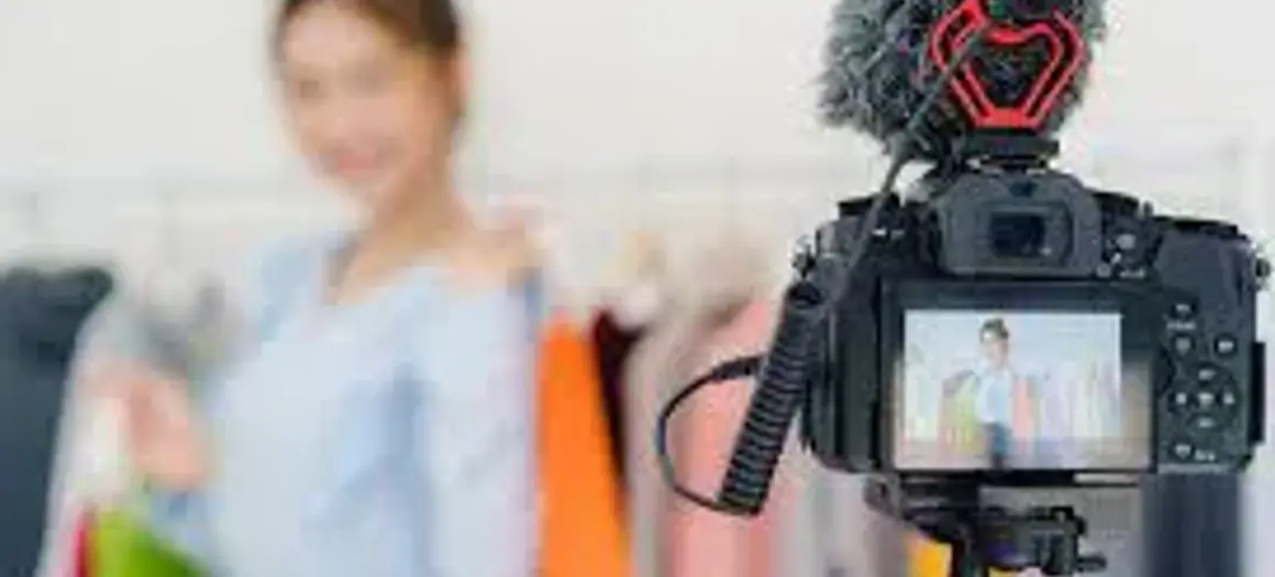 Vrouw maakt foto's van zichzelf met camera