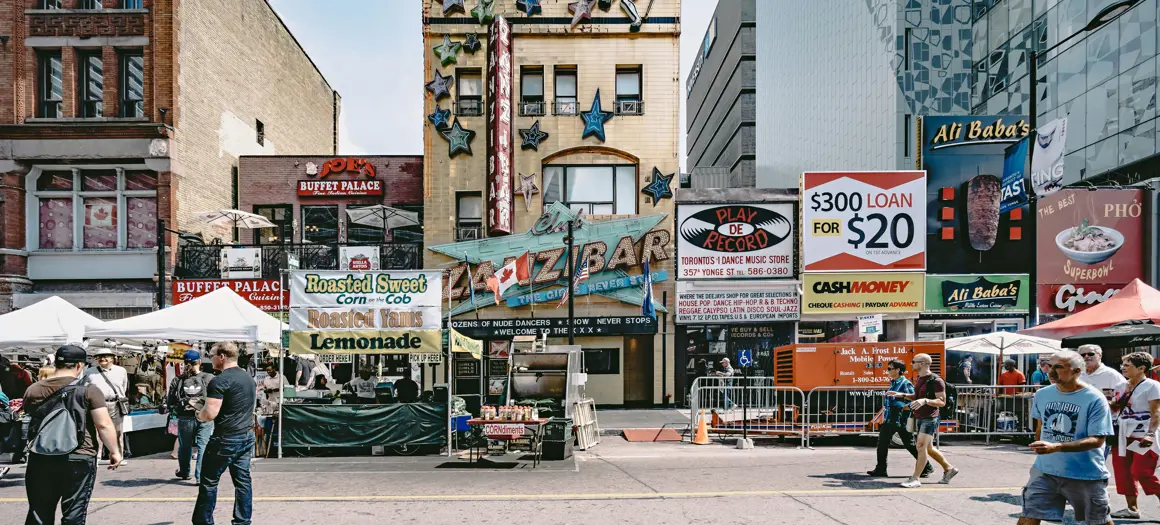 Winkelstraat met allemaal verschillende billboards