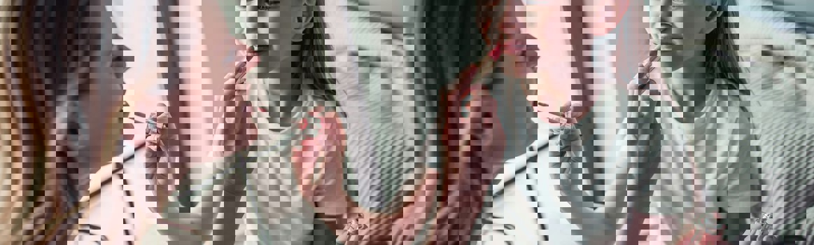 Moeder en dochter brengen make-up aan – illustratie van hoe jonge kinderen in aanraking komen met beauty en skincare