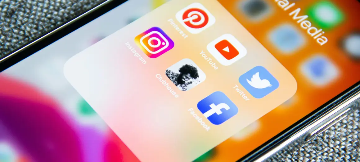 Mobiele telefoon met verschillende social iconen
