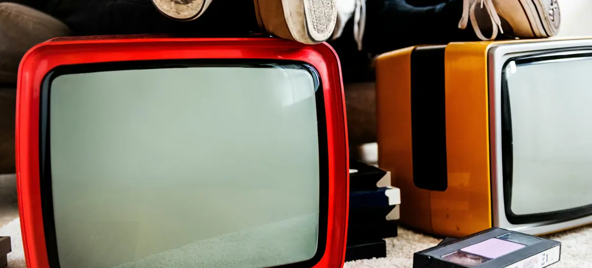 Voeten op ouderwetse televisies