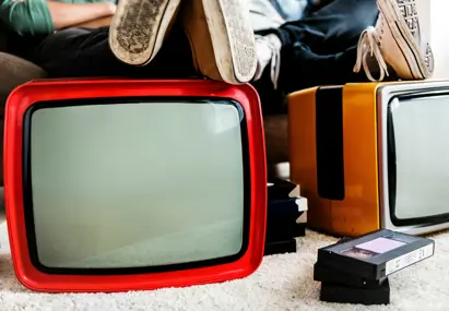 Voeten op ouderwetse televisies
