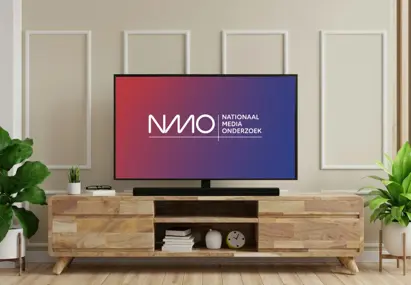 televisie met logo NMO op scherm