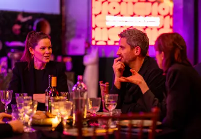 Drie aanwezigen tijdens bvA's Ronde Tafeldiner creativiteit creëren 2025