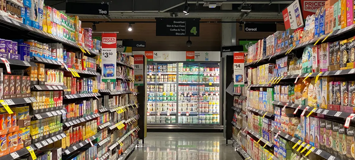 Supermarkt gevuld gangpad