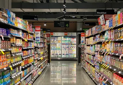 Supermarkt gevuld gangpad