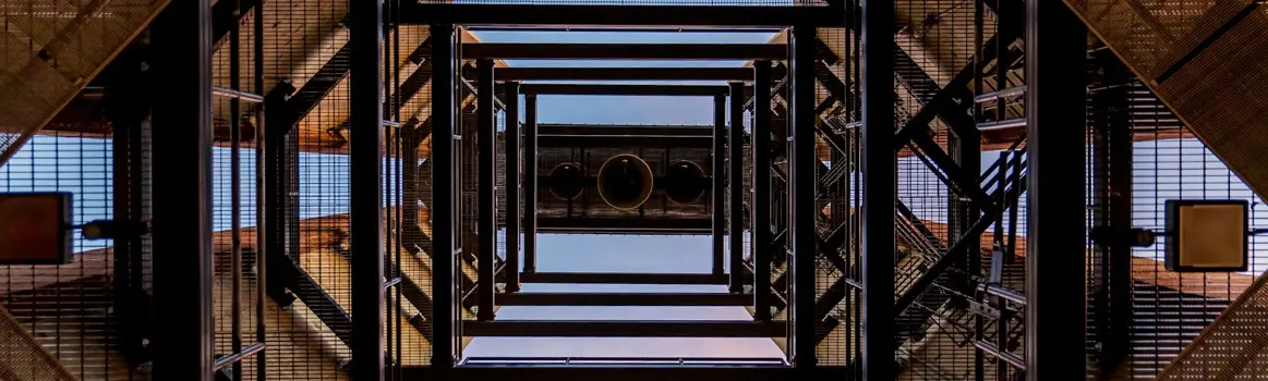 Van onderaf genomen foto van hoog gebouw