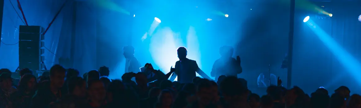 Donkere foto van concert met publiek