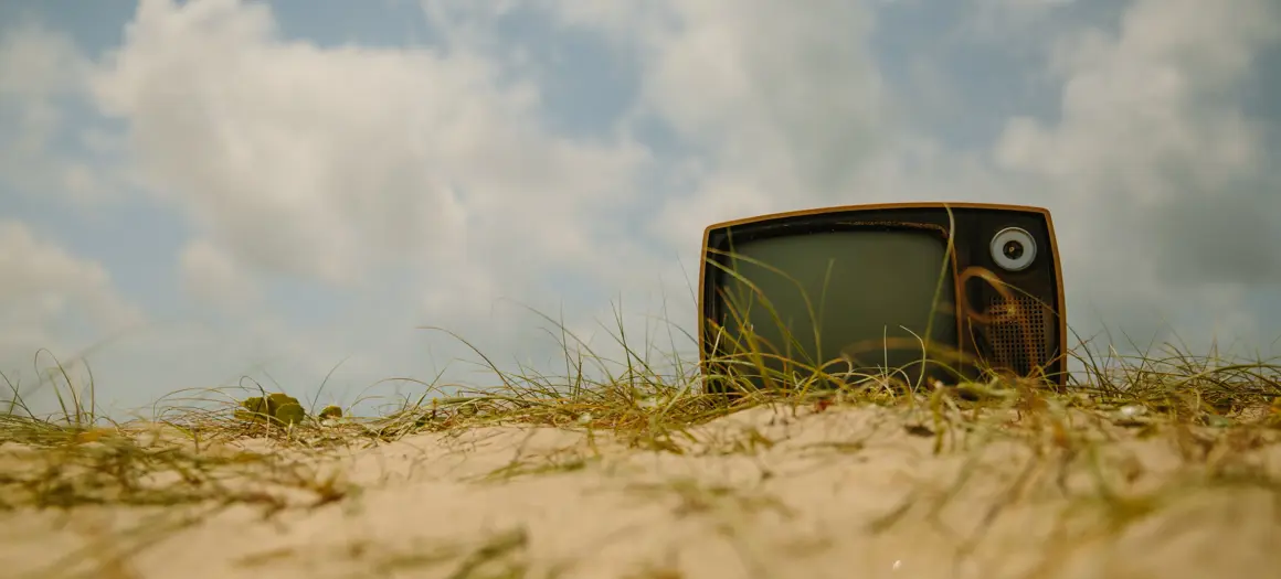 Old school TV in duinen