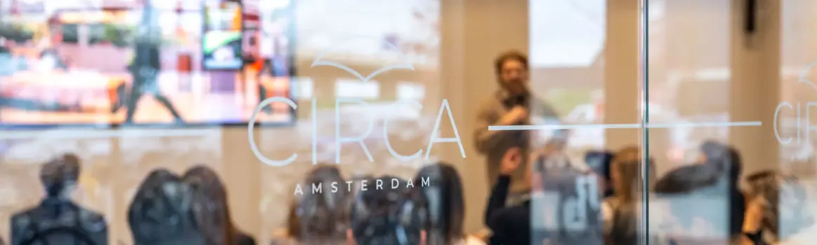 MarketingLive! 2024 presentatie in kleine ruimte