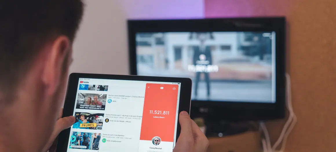 man kijkt youtube op tablet