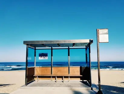 Leeg bushokje op het strand