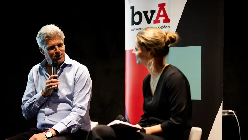 Presentatie man en vrouw tijdens bvA event