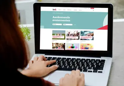 Vrouw achter laptop met bvA webinarprogramma