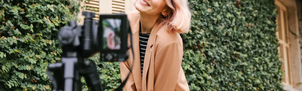 vrouw met bruin colbert poseert voor camera op standaard